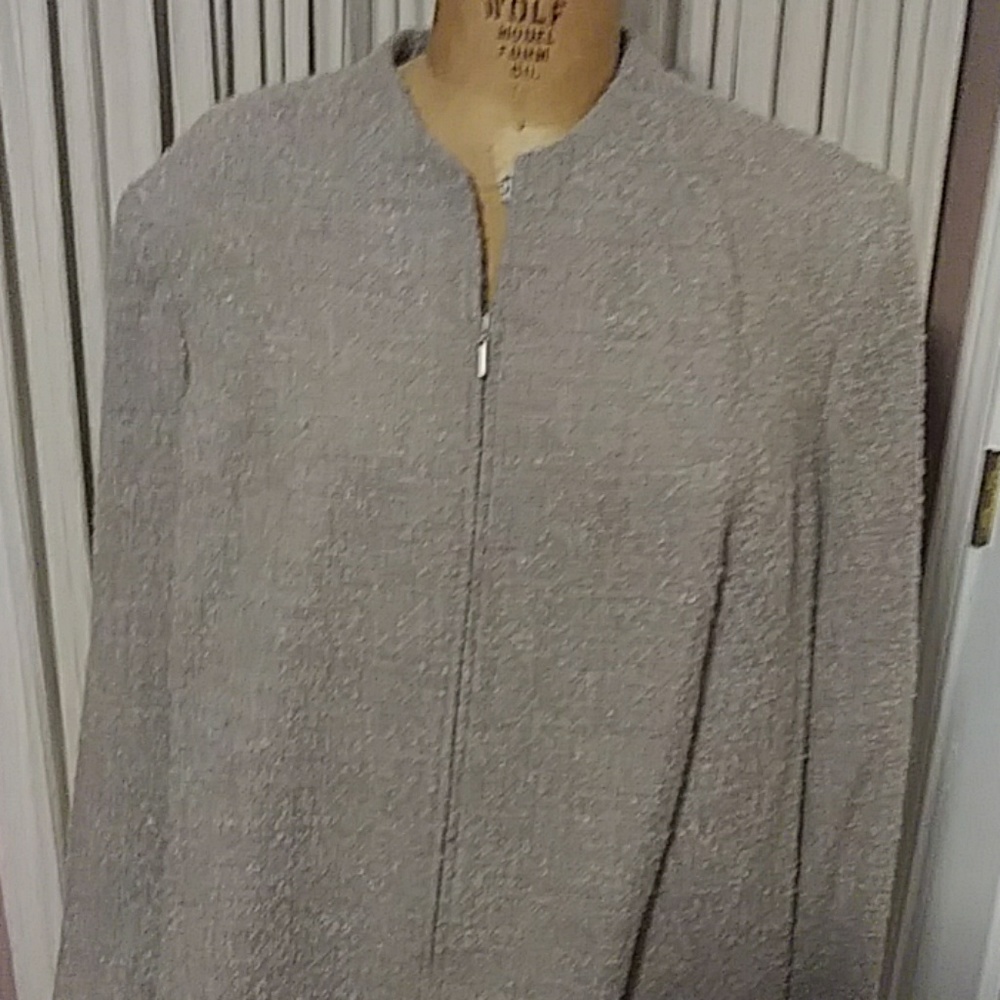 Women 24W jacket with zipper front